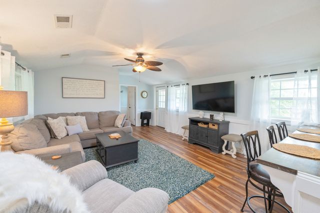 91 Creekside View Ln, Decaturville, TN 38329