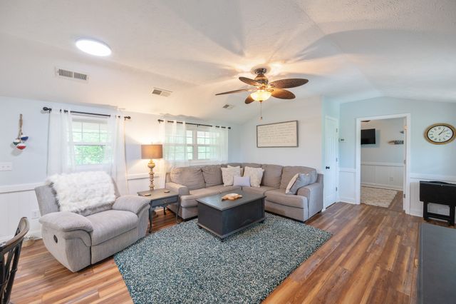 91 Creekside View Ln, Decaturville, TN 38329