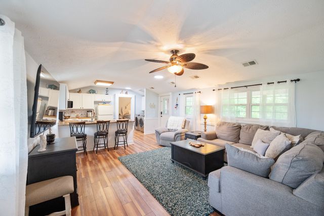 91 Creekside View Ln, Decaturville, TN 38329