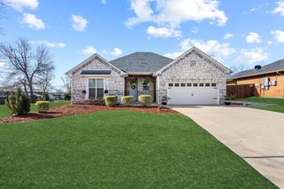 808 E 6th Street, Bonham, TX 75418