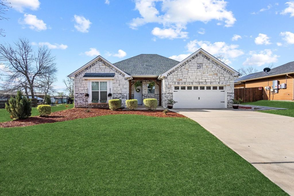 808 E 6th Street, Bonham, TX 75418