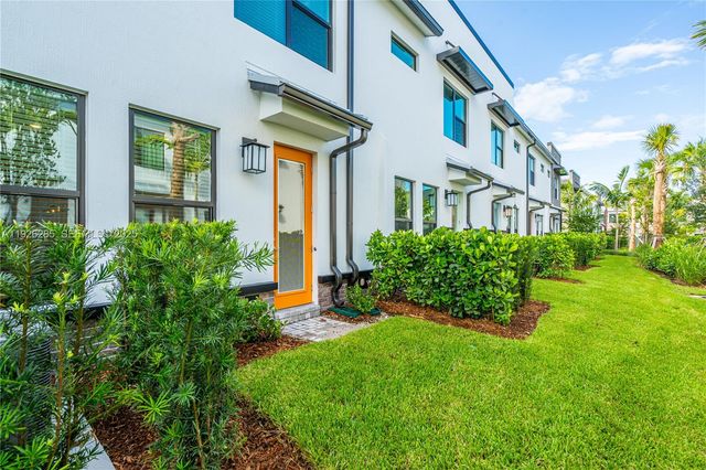 8356 NW 7th Pl, Plantation, FL 33324