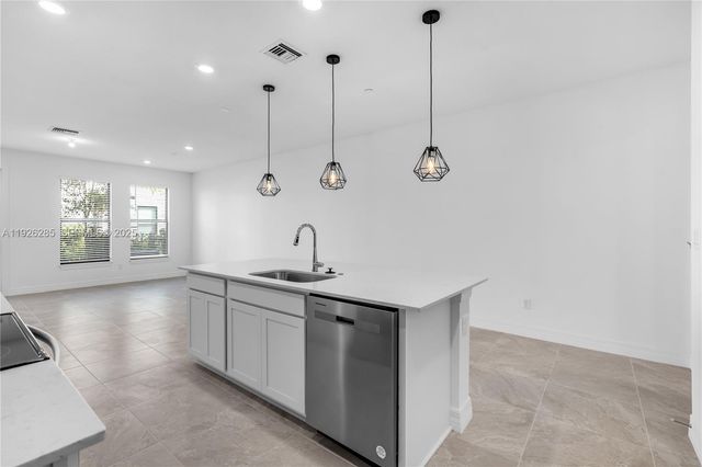 8356 NW 7th Pl, Plantation, FL 33324