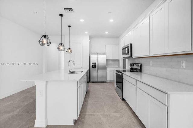 8356 NW 7th Pl, Plantation, FL 33324