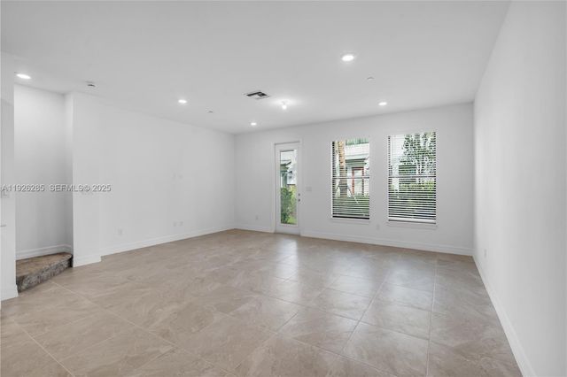 8356 NW 7th Pl, Plantation, FL 33324