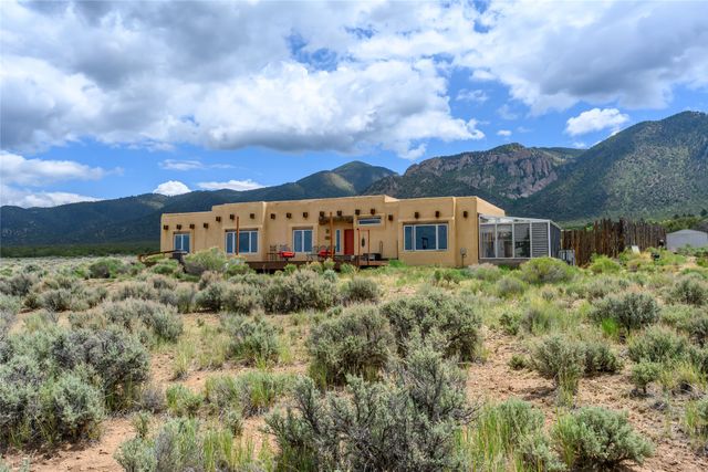 131 Quintana Road, Questa, NM 87556