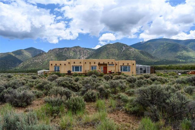 131 Quintana Road, Questa, NM 87556