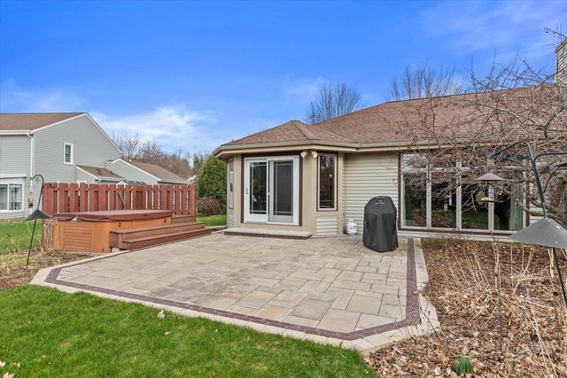 925 Greenway TERRACE, Hartland, WI 53029