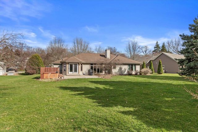 925 Greenway TERRACE, Hartland, WI 53029