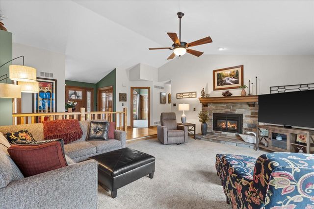 925 Greenway TERRACE, Hartland, WI 53029