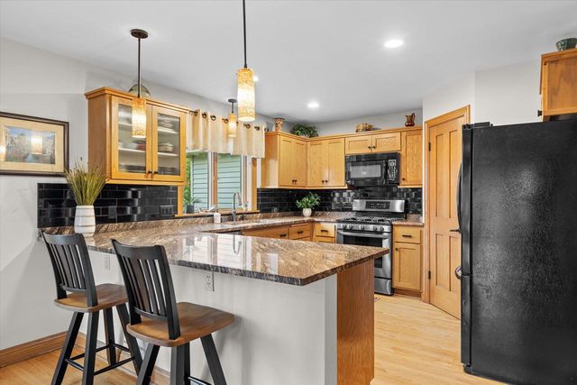 925 Greenway TERRACE, Hartland, WI 53029