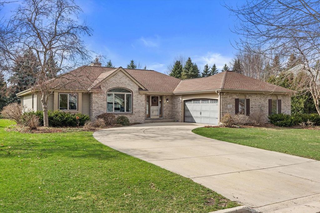 925 Greenway TERRACE, Hartland, WI 53029