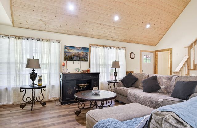525 Riley Creek Rd, Whitleyville, TN 38588