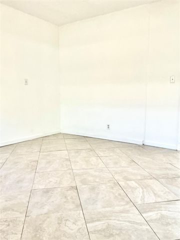 1645 NE 12th St B, Fort Lauderdale, FL 33304