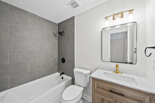 628 Woodhaven Dr, Clarksville, TN 37042