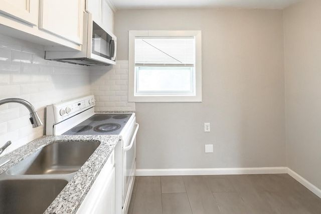 111 Holly Street, Lake Jackson, TX 77566