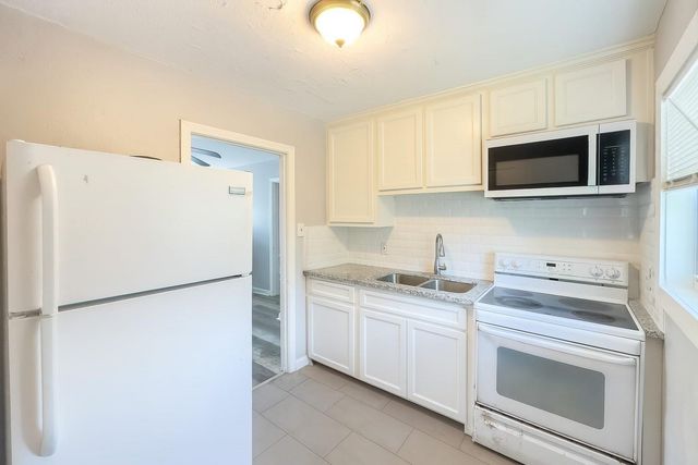 111 Holly Street, Lake Jackson, TX 77566