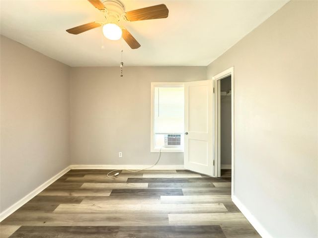 111 Holly Street, Lake Jackson, TX 77566