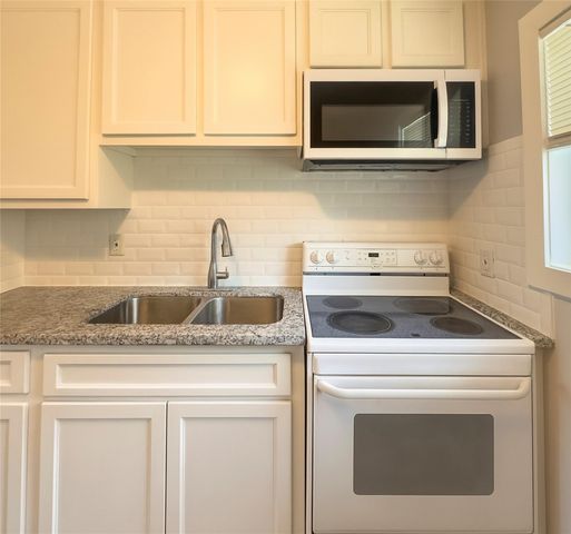 111 Holly Street, Lake Jackson, TX 77566