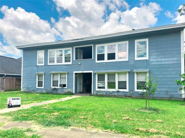 111 Holly Street, Lake Jackson, TX 77566