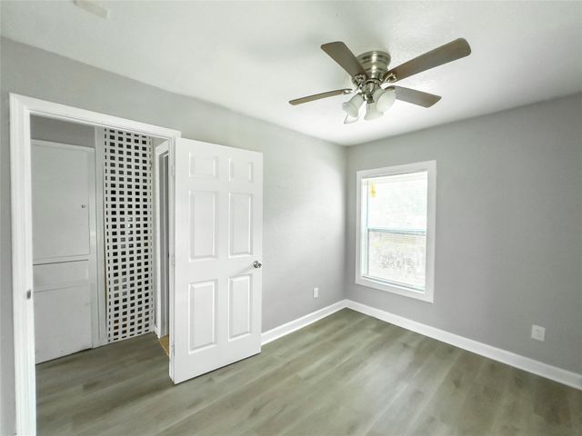 111 Holly Street, Lake Jackson, TX 77566