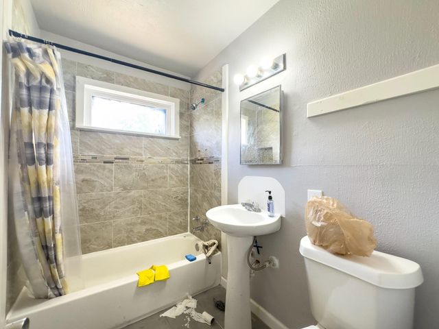 111 Holly Street, Lake Jackson, TX 77566