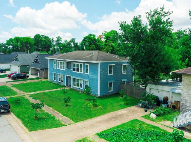 111 Holly Street, Lake Jackson, TX 77566