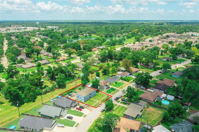 111 Holly Street, Lake Jackson, TX 77566