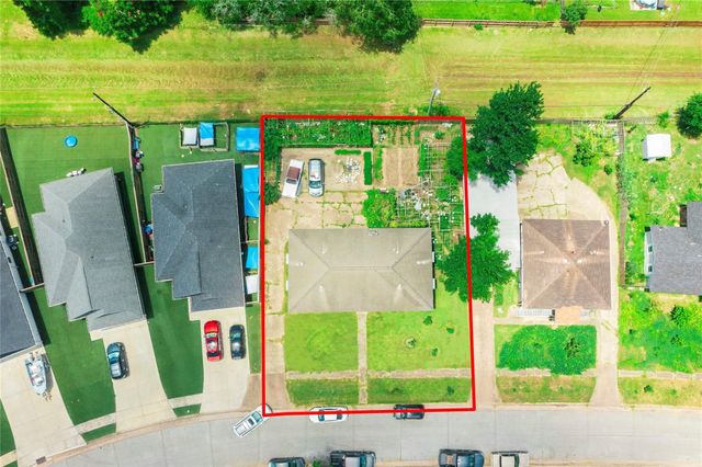 111 Holly Street, Lake Jackson, TX 77566