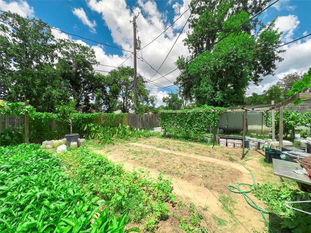 111 Holly Street, Lake Jackson, TX 77566