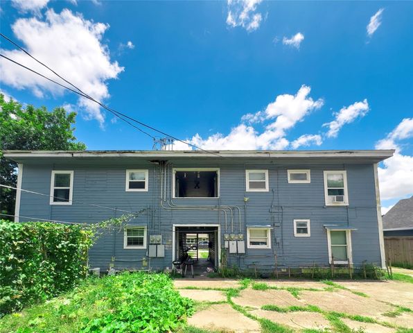 111 Holly Street, Lake Jackson, TX 77566