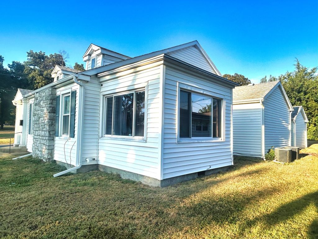 Image 2 of property listing at 800 s 26th Avenue, Mt Vernon, IL 62864