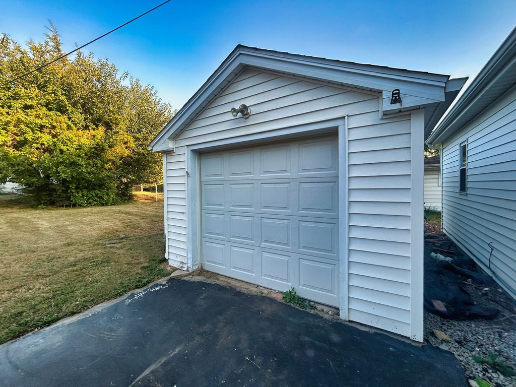 Image 12 of property listing at 800 s 26th Avenue, Mt Vernon, IL 62864