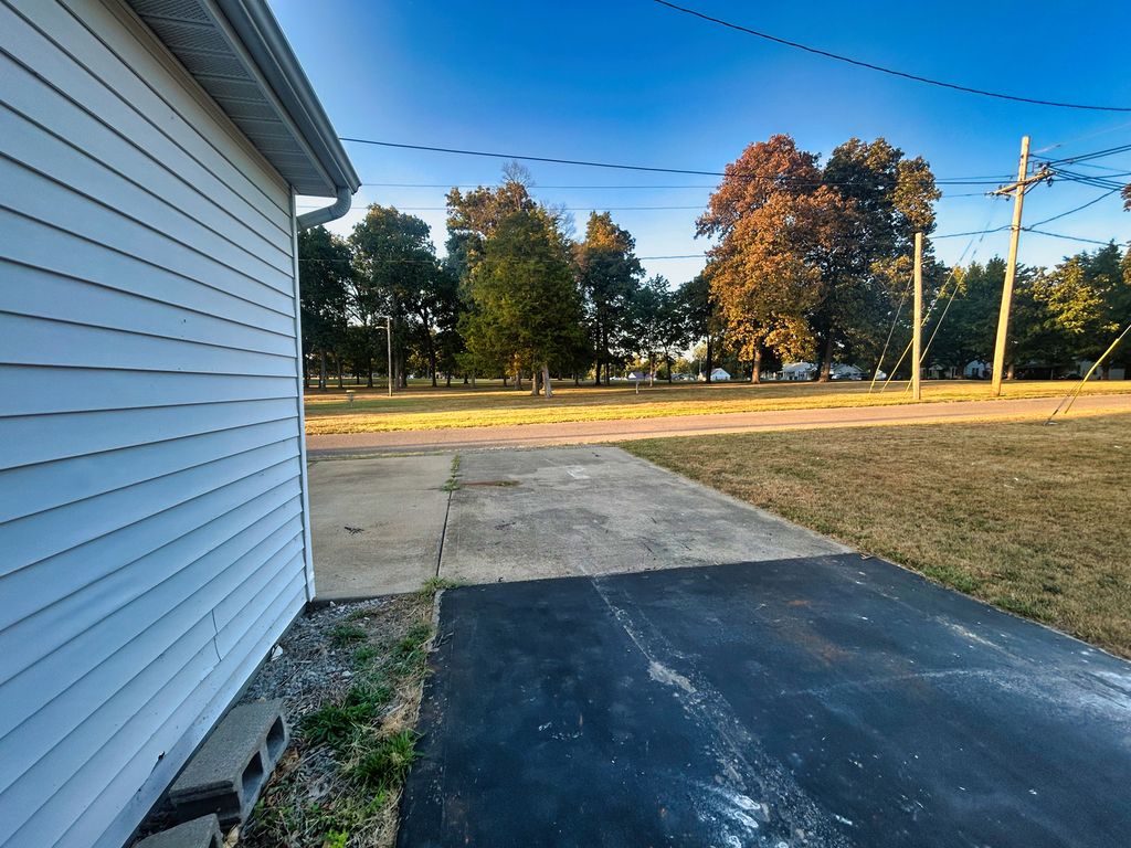 Image 13 of property listing at 800 s 26th Avenue, Mt Vernon, IL 62864