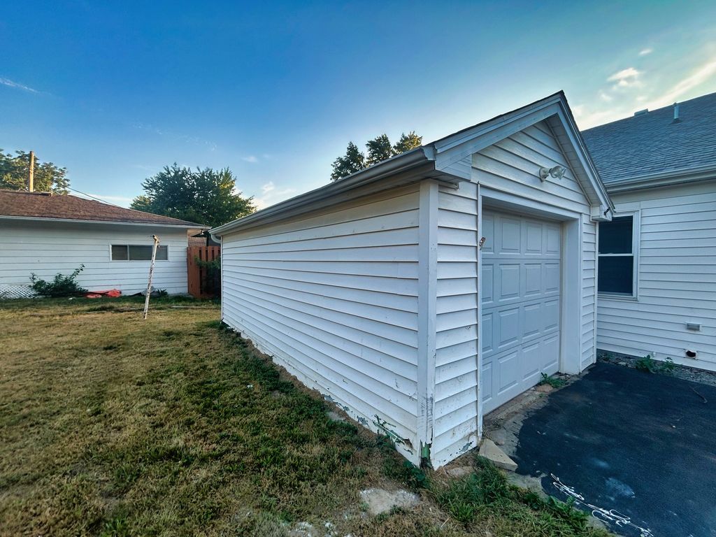 Image 14 of property listing at 800 s 26th Avenue, Mt Vernon, IL 62864