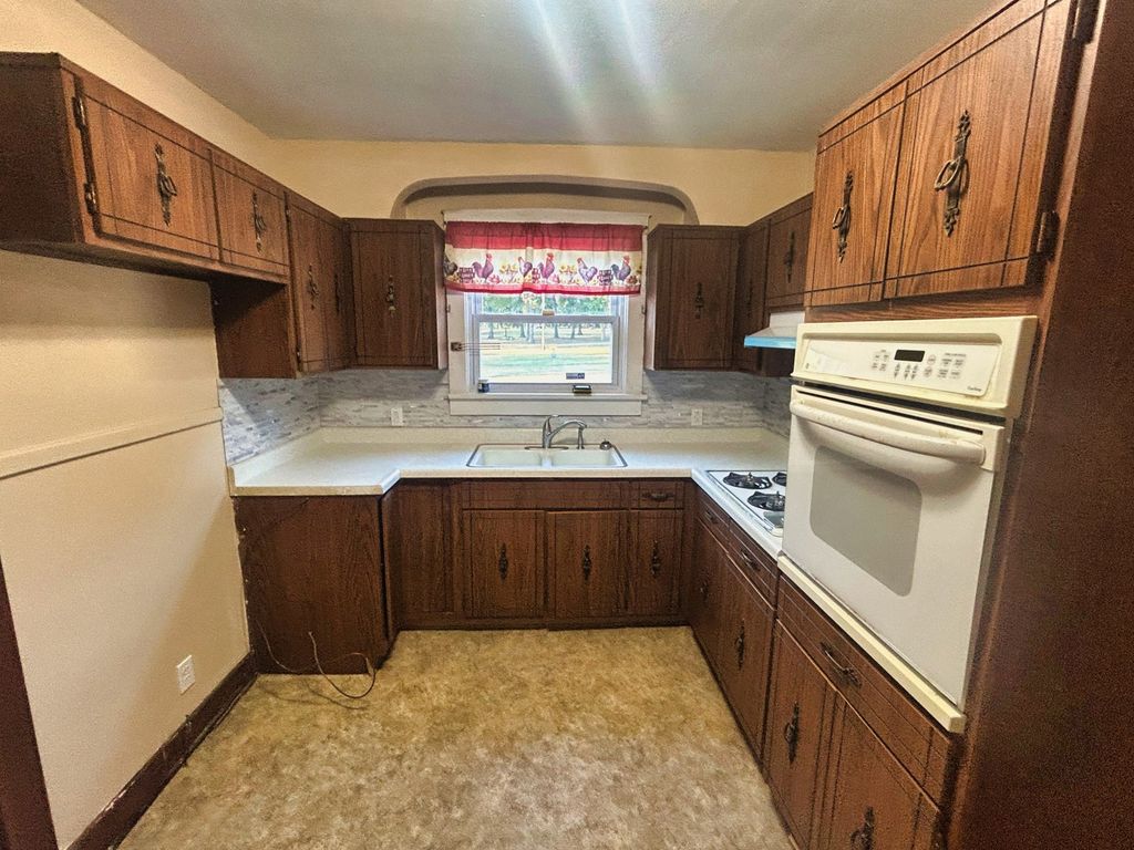 Image 4 of property listing at 800 s 26th Avenue, Mt Vernon, IL 62864