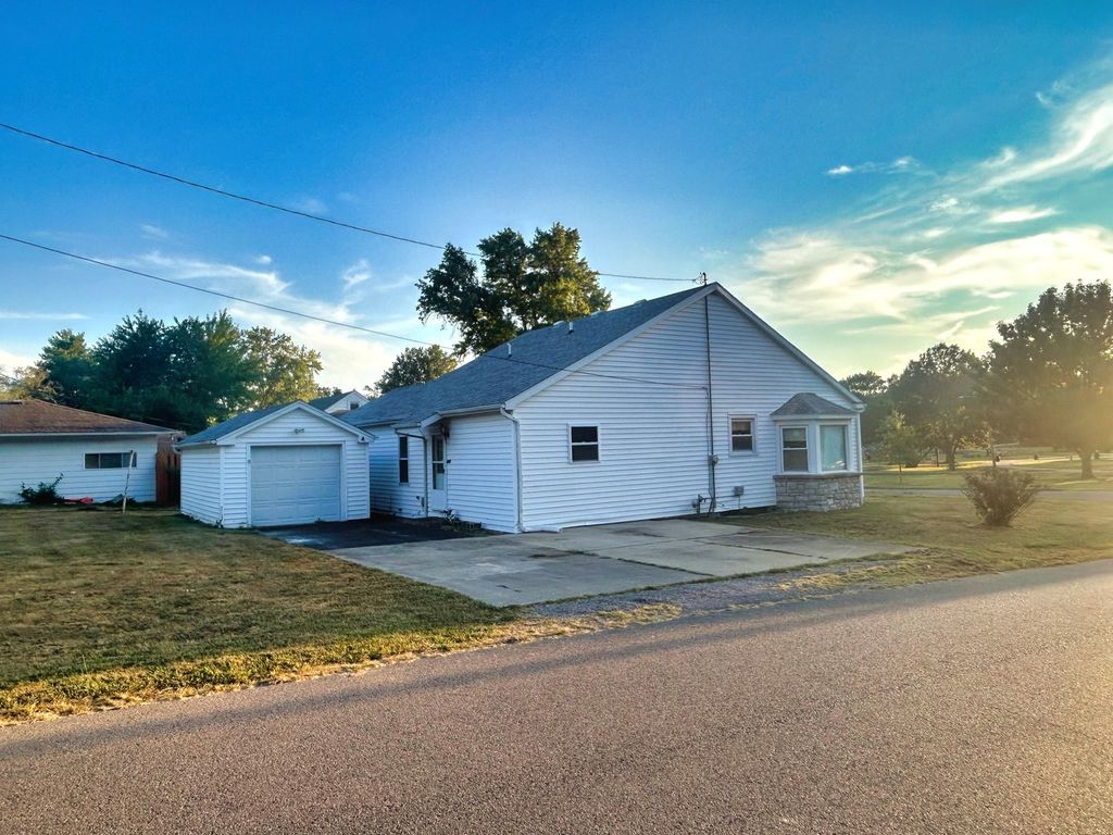 Image 6 of property listing at 800 s 26th Avenue, Mt Vernon, IL 62864