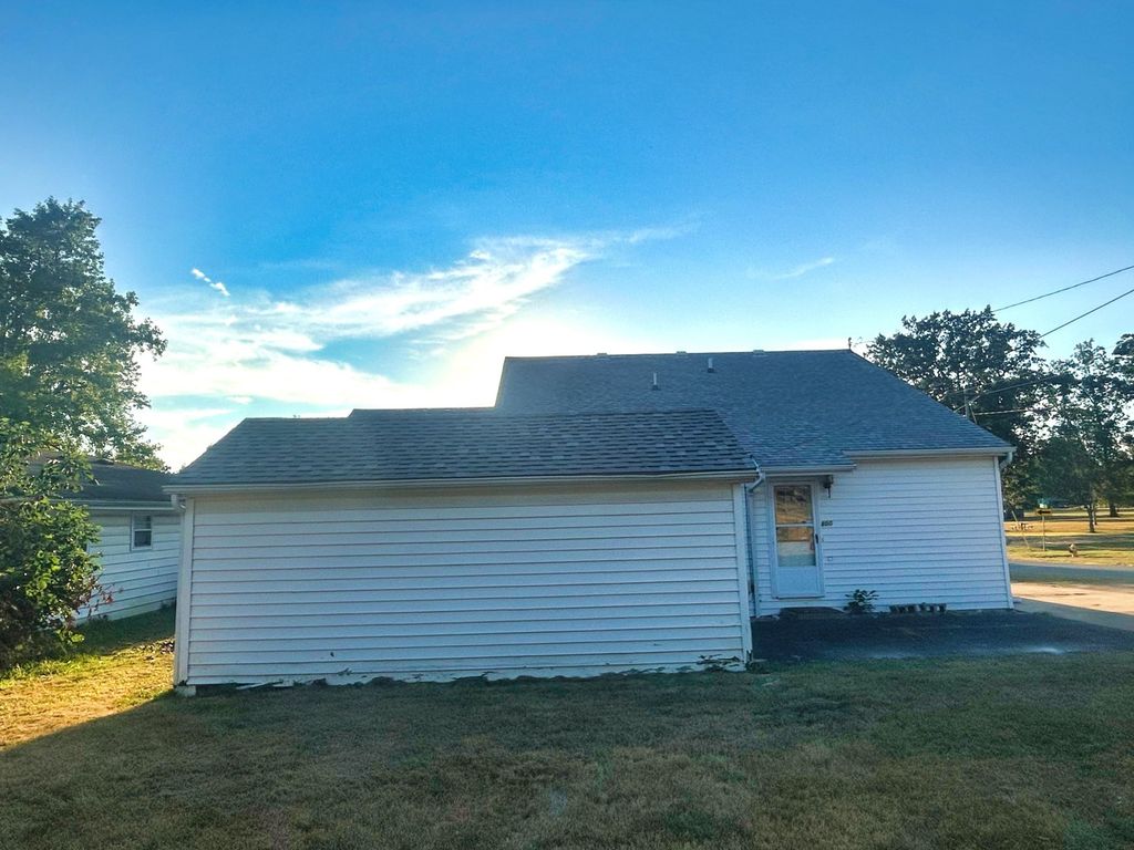 Image 7 of property listing at 800 s 26th Avenue, Mt Vernon, IL 62864