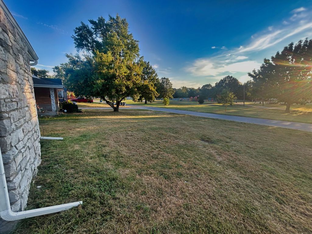 Image 9 of property listing at 800 s 26th Avenue, Mt Vernon, IL 62864