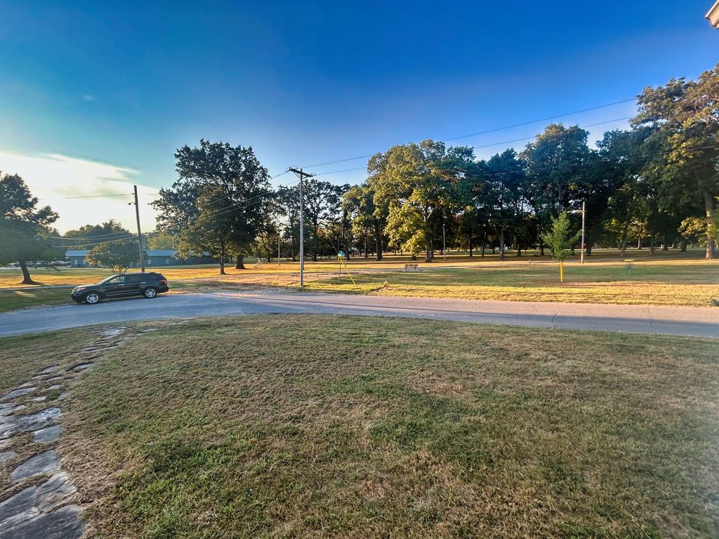 Image 10 of property listing at 800 s 26th Avenue, Mt Vernon, IL 62864