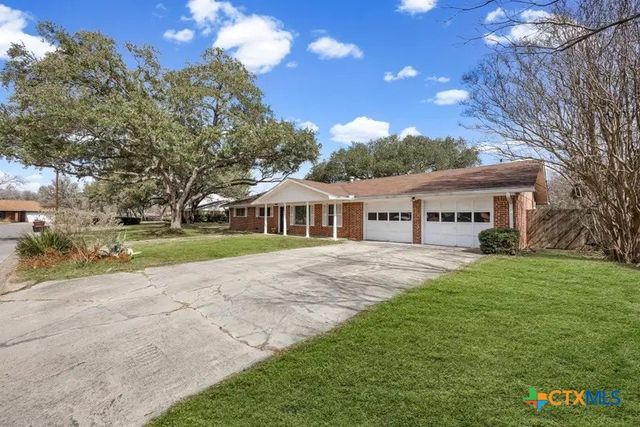 795 Vogel Drive, Lockhart, TX 78644