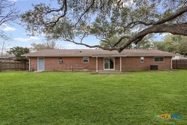 795 Vogel Drive, Lockhart, TX 78644