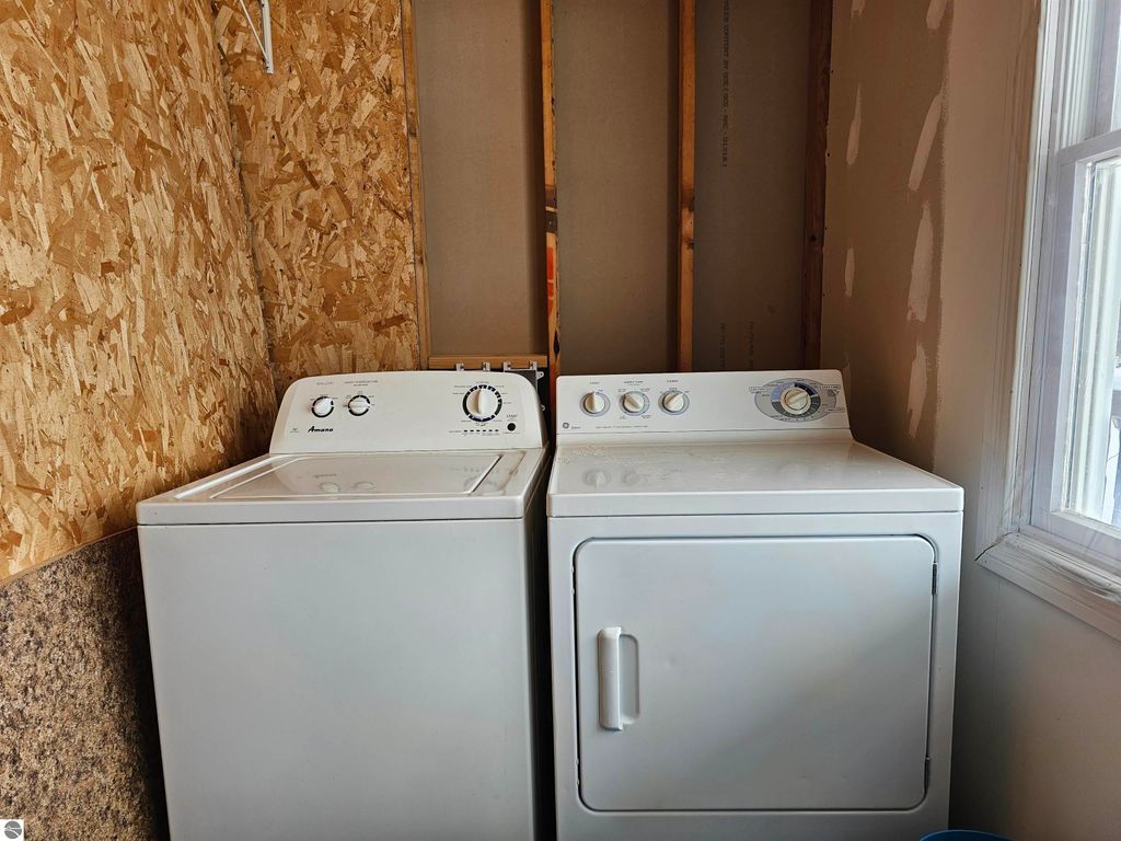 Image 10 of property listing at 90 Flanders Road, Charlotte, MI 48813