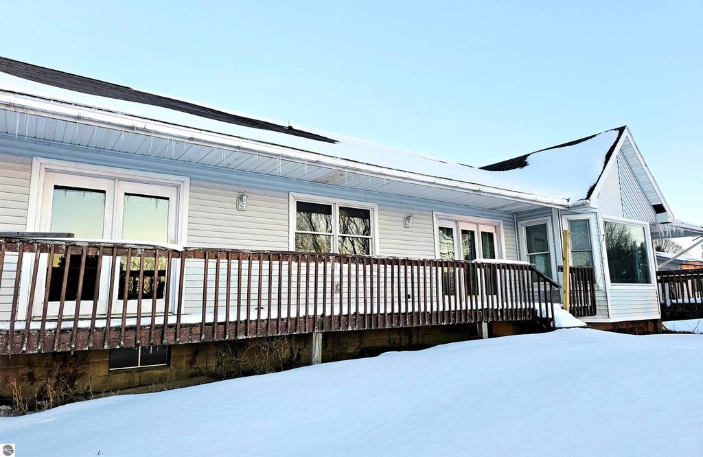 Image 6 of property listing at 90 Flanders Road, Charlotte, MI 48813