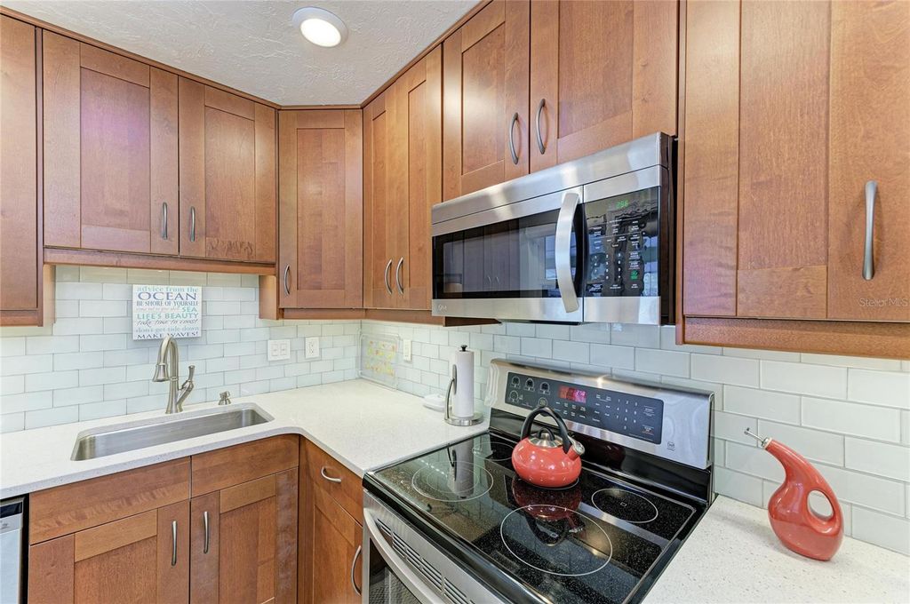 Image 14 of property listing at 390 301 BOULEVARD W 20A, Bradenton, FL 34205