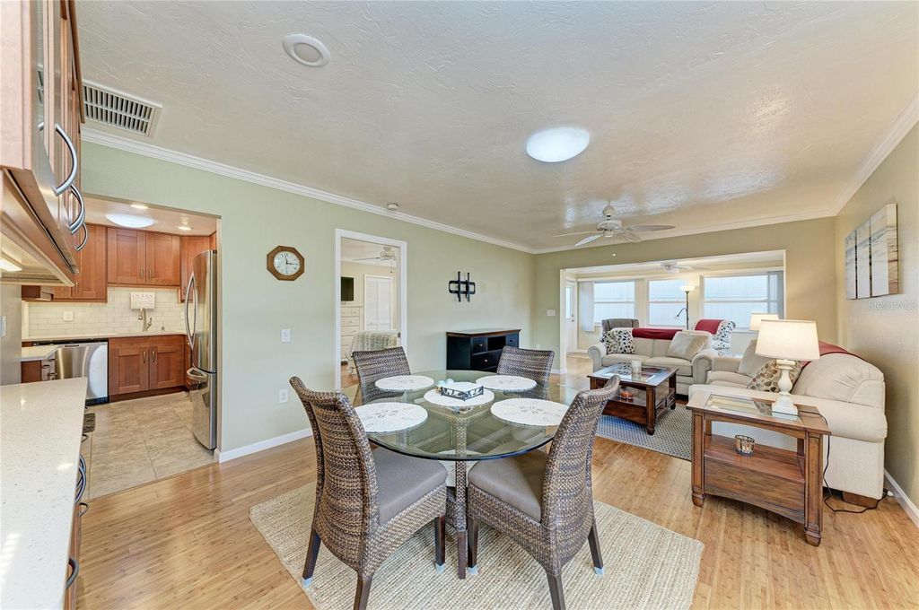 Image 9 of property listing at 390 301 BOULEVARD W 20A, Bradenton, FL 34205