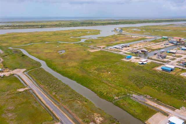 1272 N Tinkle Lane, Crystal Beach, TX 77650