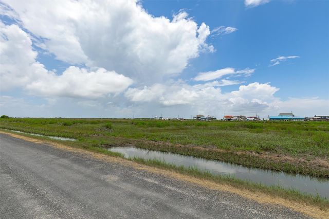 1272 N Tinkle Lane, Crystal Beach, TX 77650