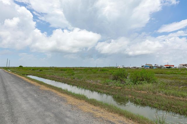 1272 N Tinkle Lane, Crystal Beach, TX 77650