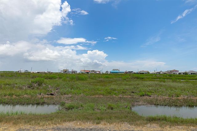 1272 N Tinkle Lane, Crystal Beach, TX 77650